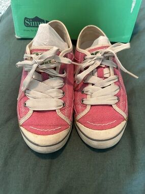 Simple Pink Canvas Low-Top Sneakers with Cream Laces